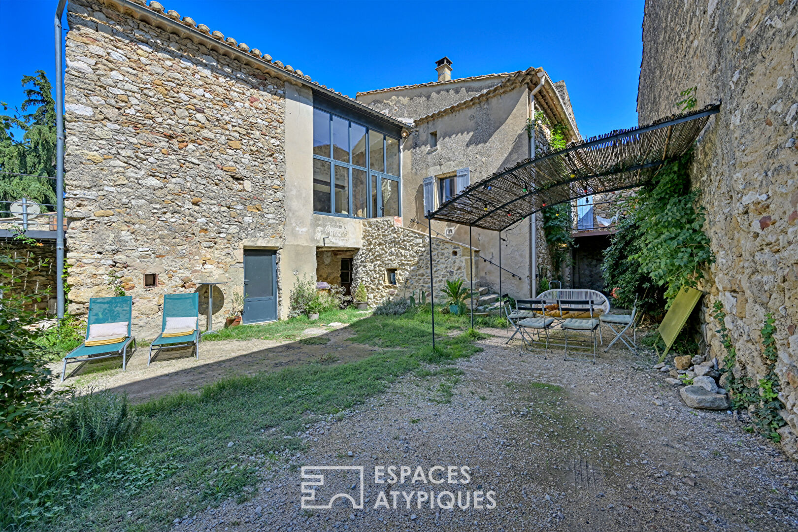 Maison en pierre du XIXe siècle entièrement rénovée avec extérieur