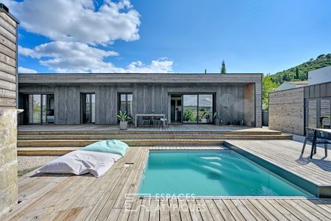 A contemporary setting: villa and annex, with breathtaking views