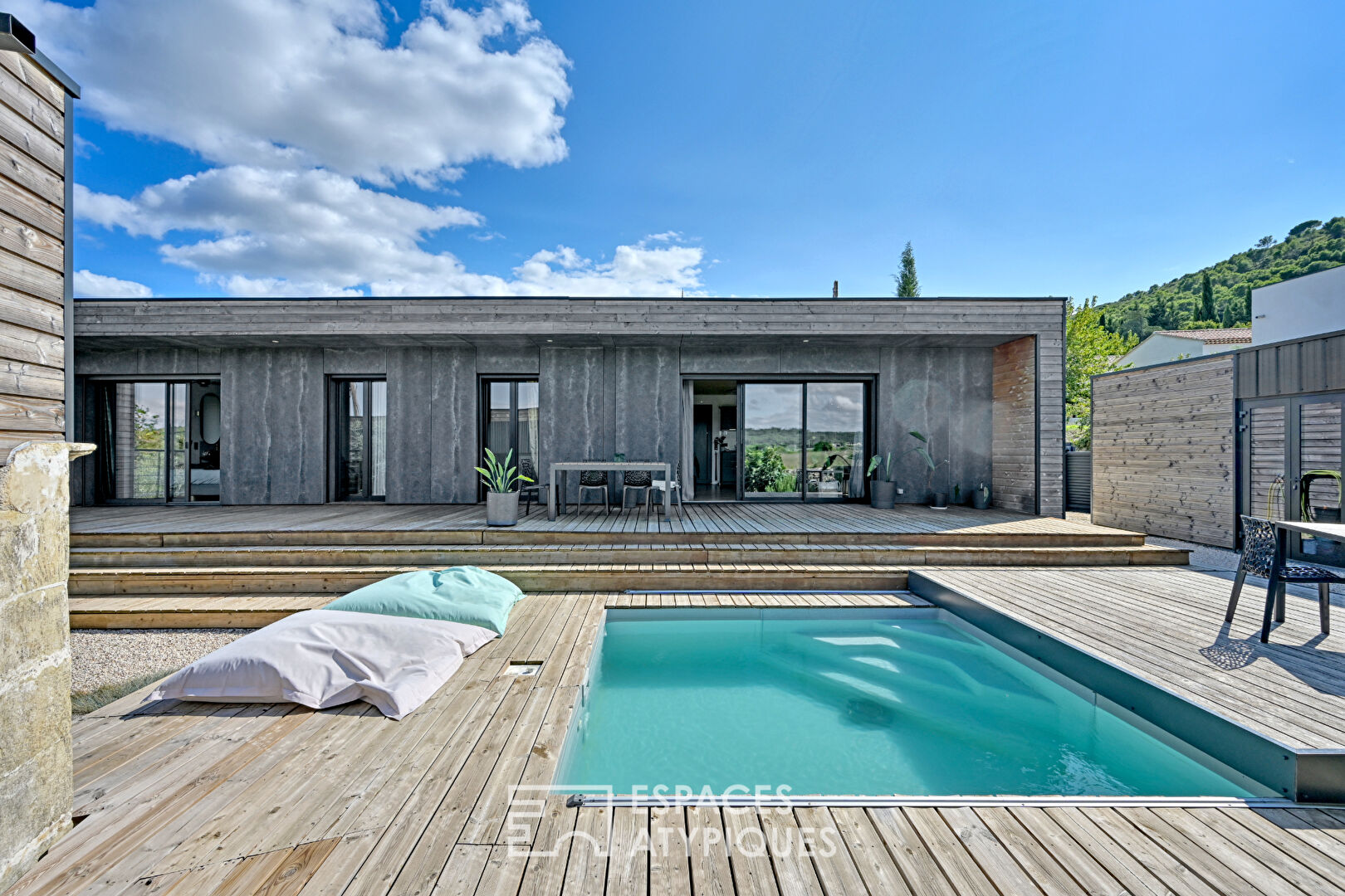 A contemporary setting: villa and annex, with breathtaking views