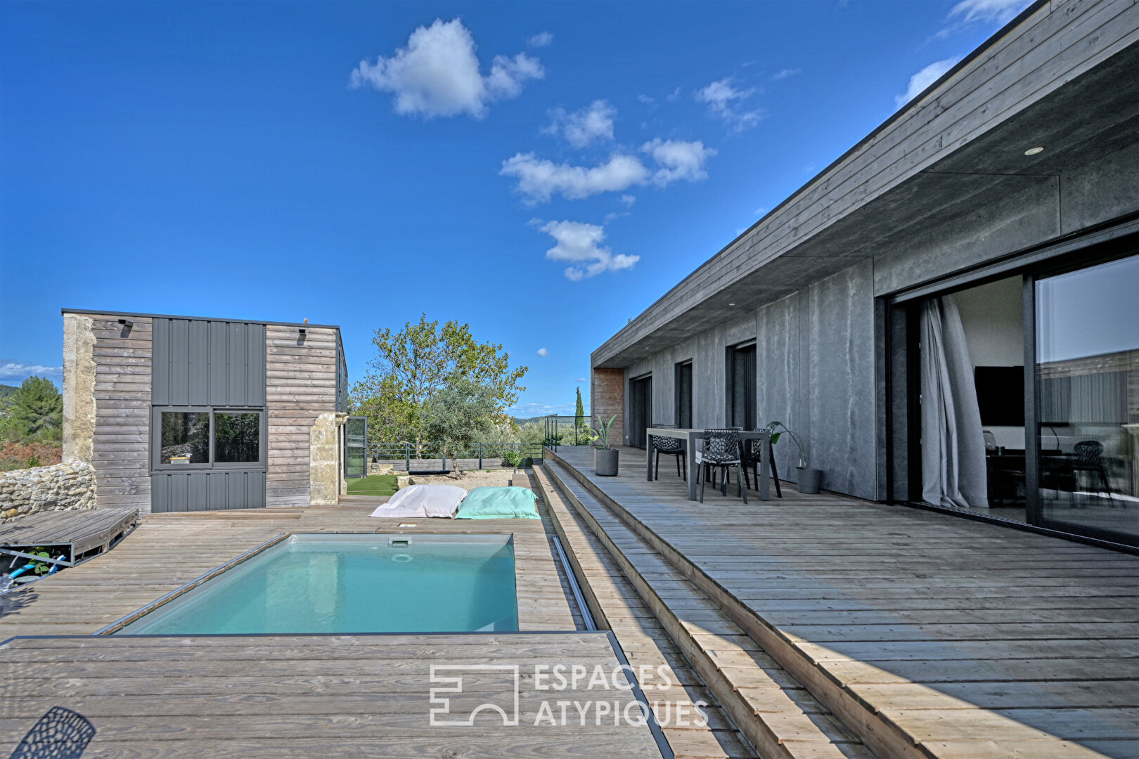 A contemporary setting: villa and annex, with breathtaking views