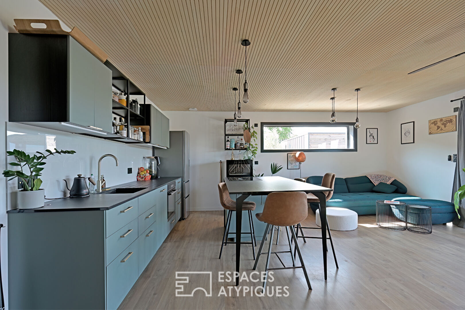 A contemporary setting: villa and annex, with breathtaking views