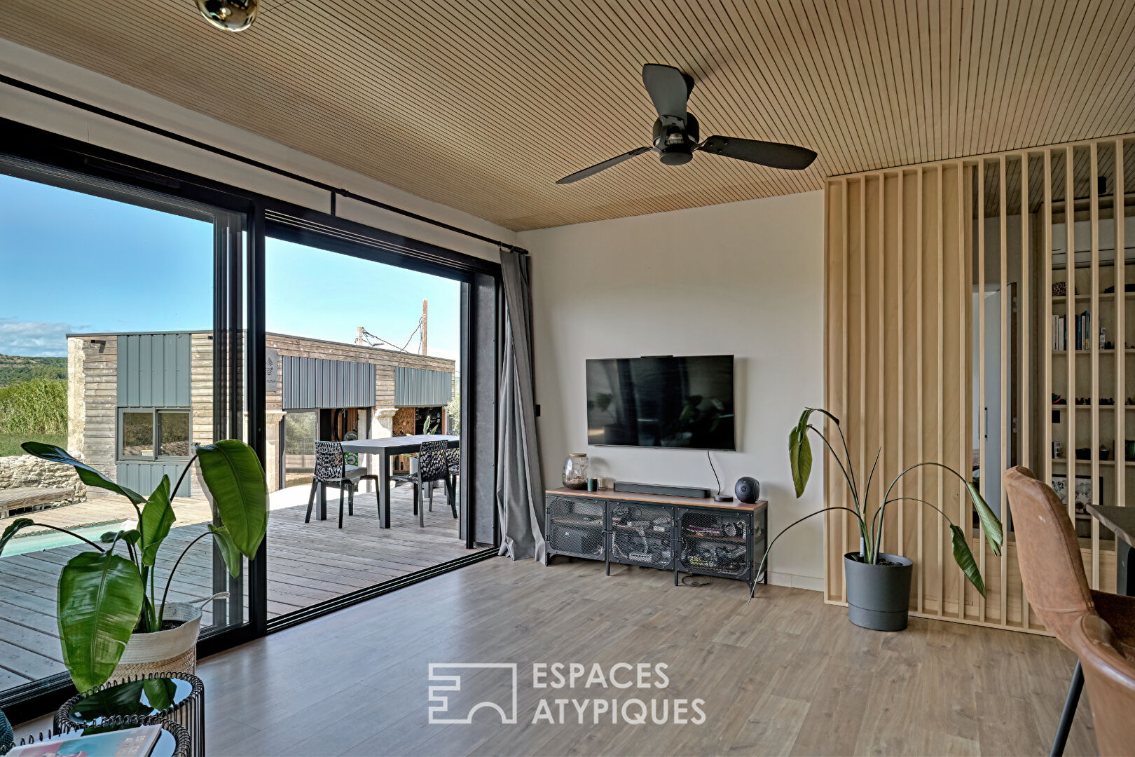 A contemporary setting: villa and annex, with breathtaking views