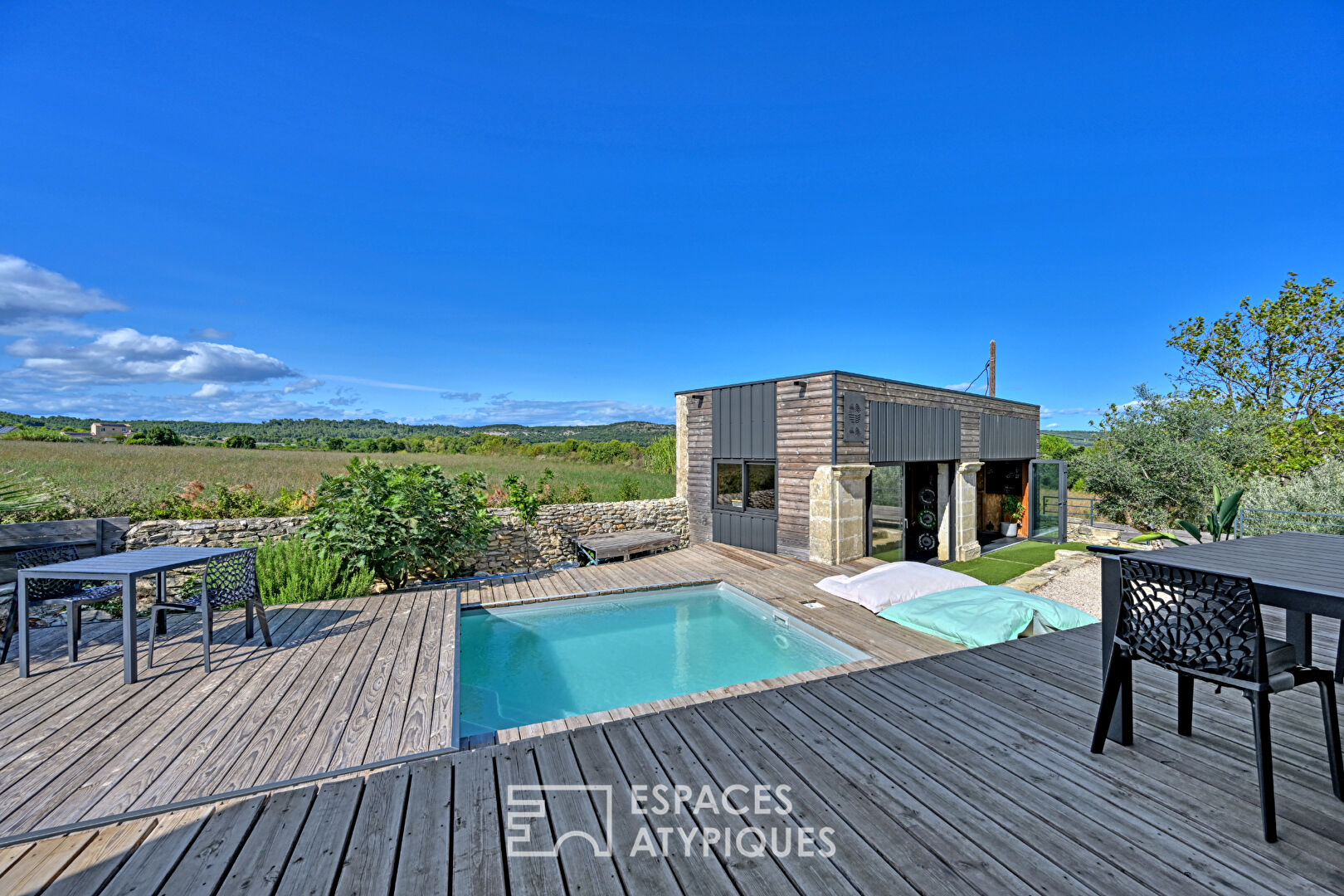 A contemporary setting: villa and annex, with breathtaking views