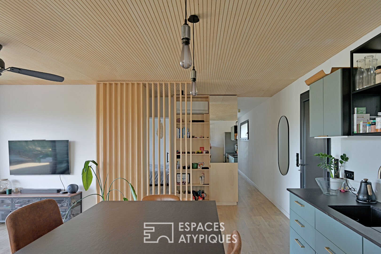 A contemporary setting: villa and annex, with breathtaking views