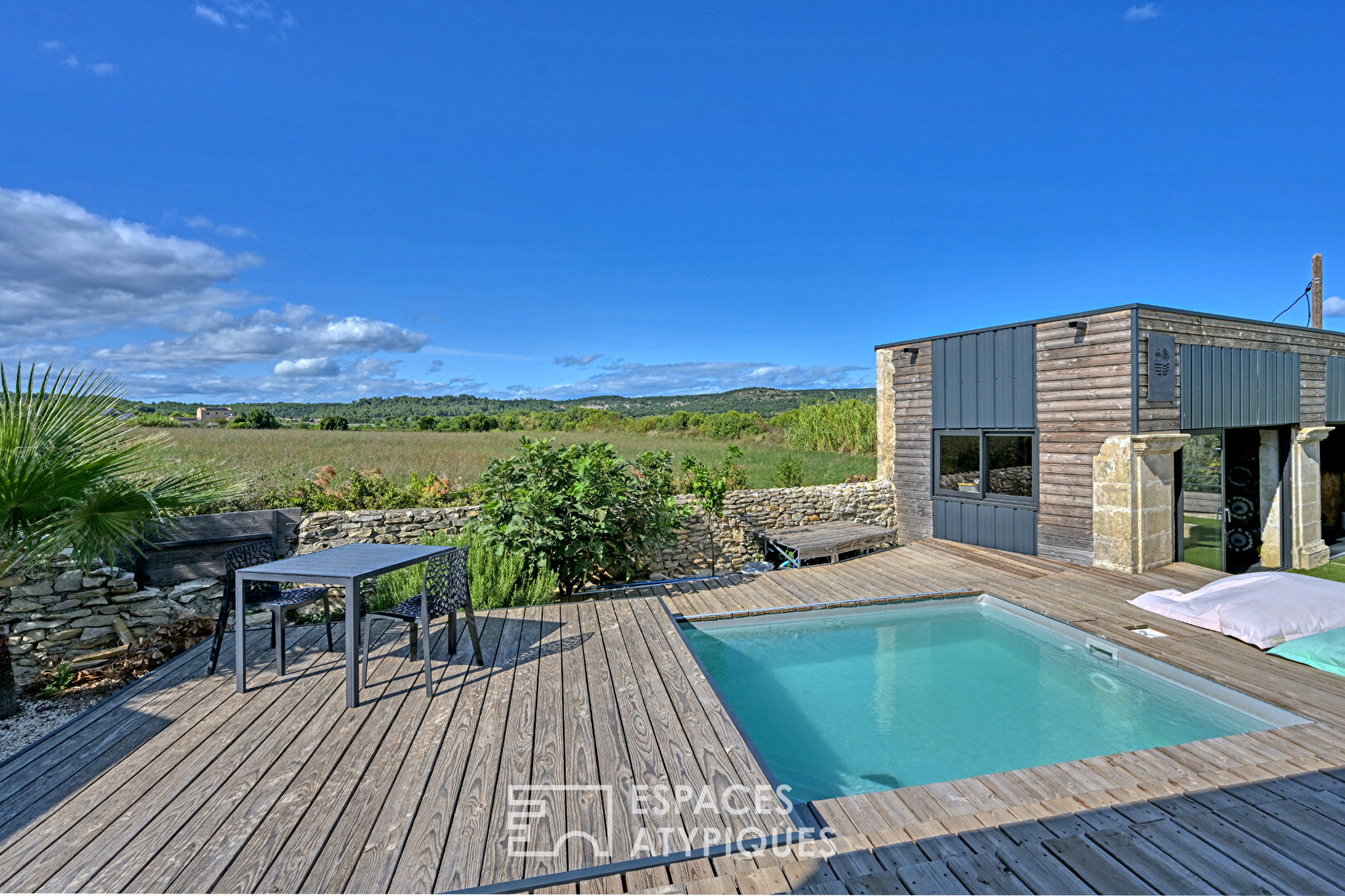 A contemporary setting: villa and annex, with breathtaking views