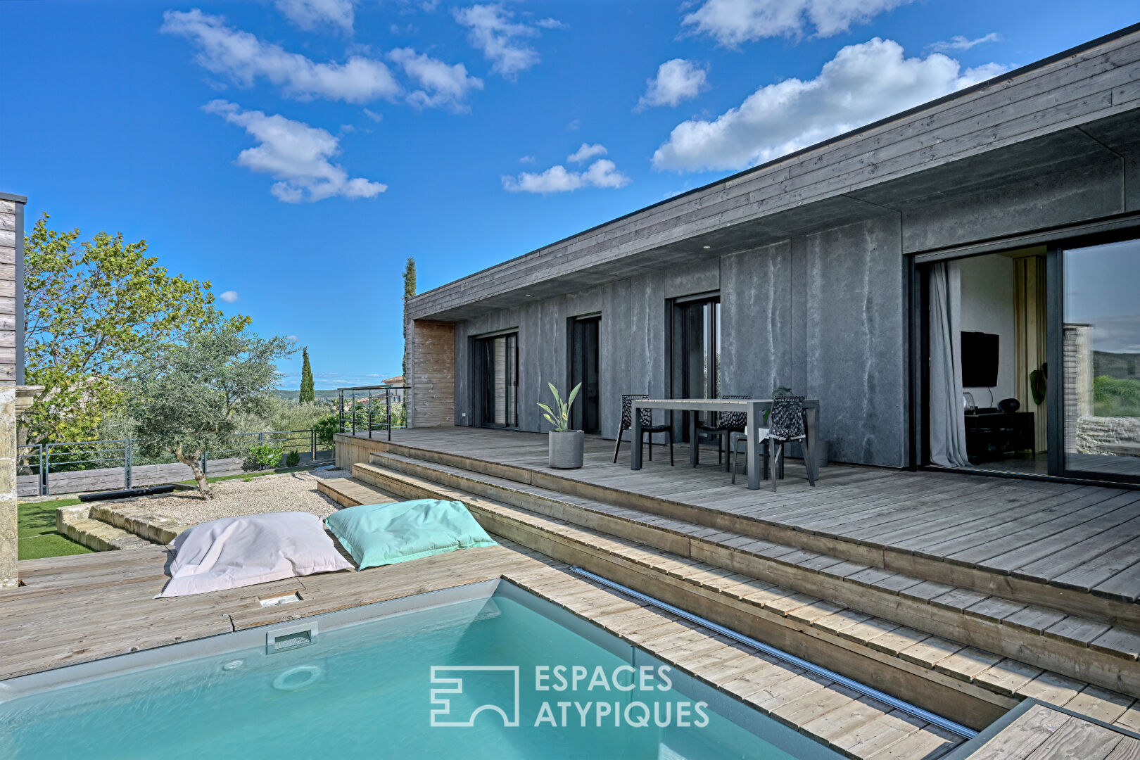A contemporary setting: villa and annex, with breathtaking views