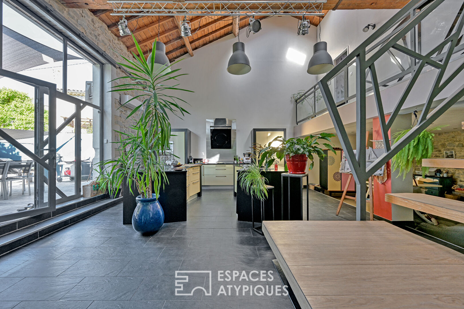 L’esprit Loft d’une ancienne grange réinventée avec piscine