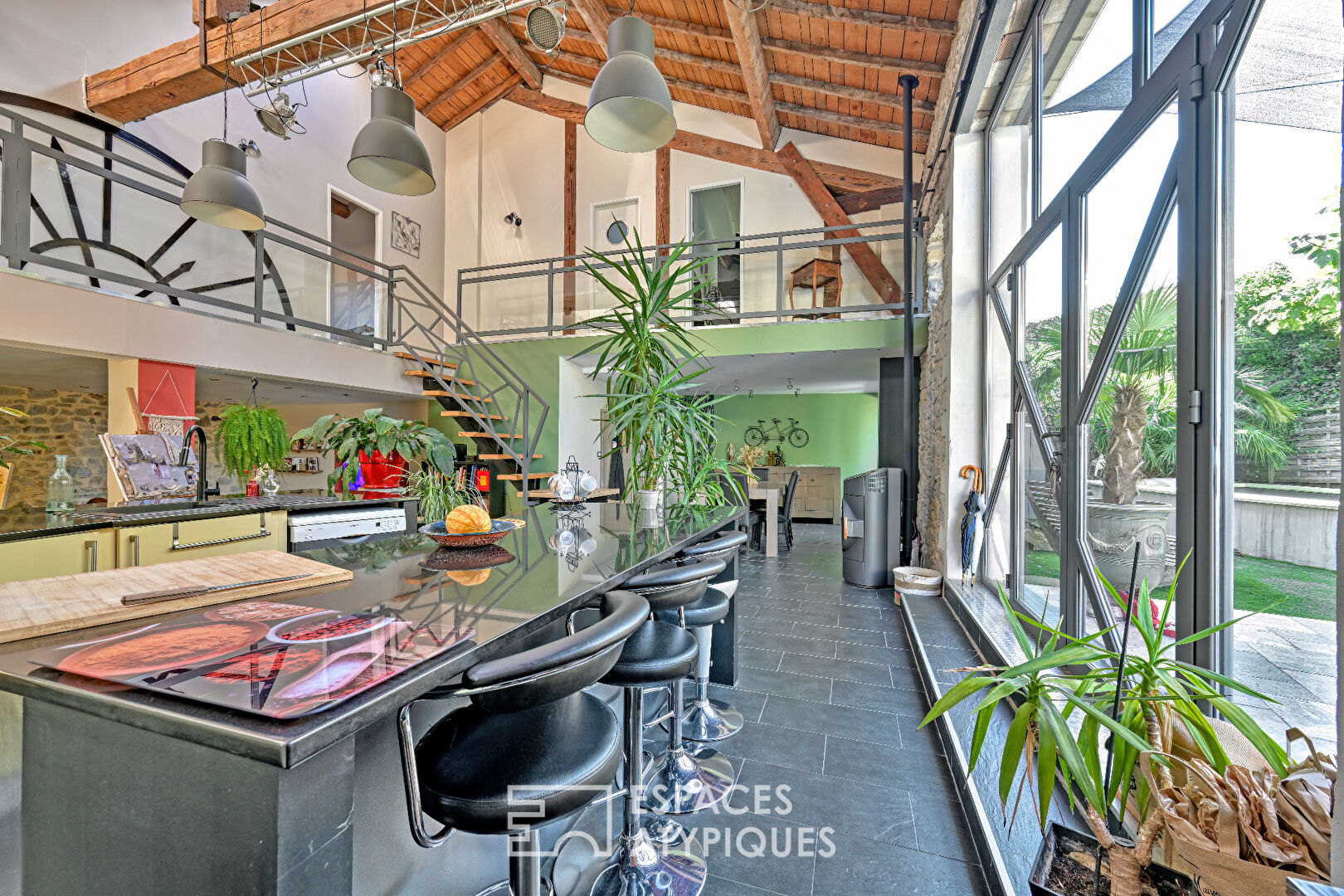 L’esprit Loft d’une ancienne grange réinventée avec piscine