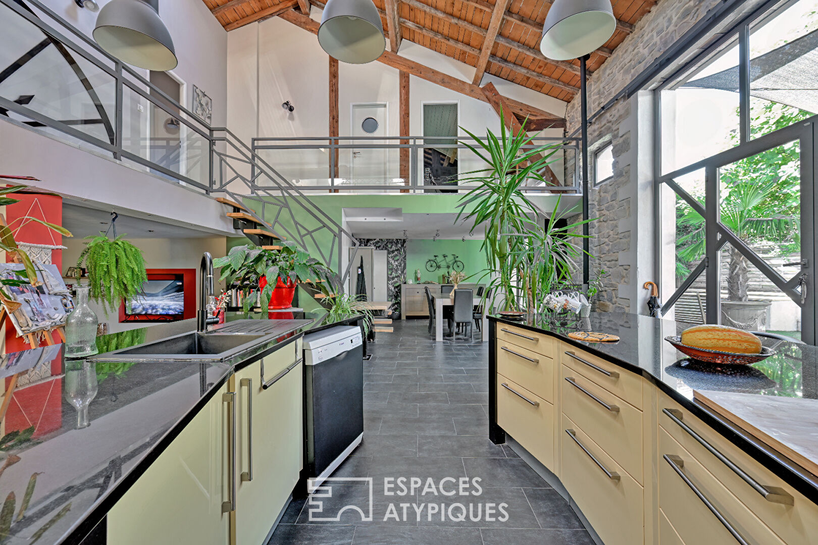 L’esprit Loft d’une ancienne grange réinventée avec piscine