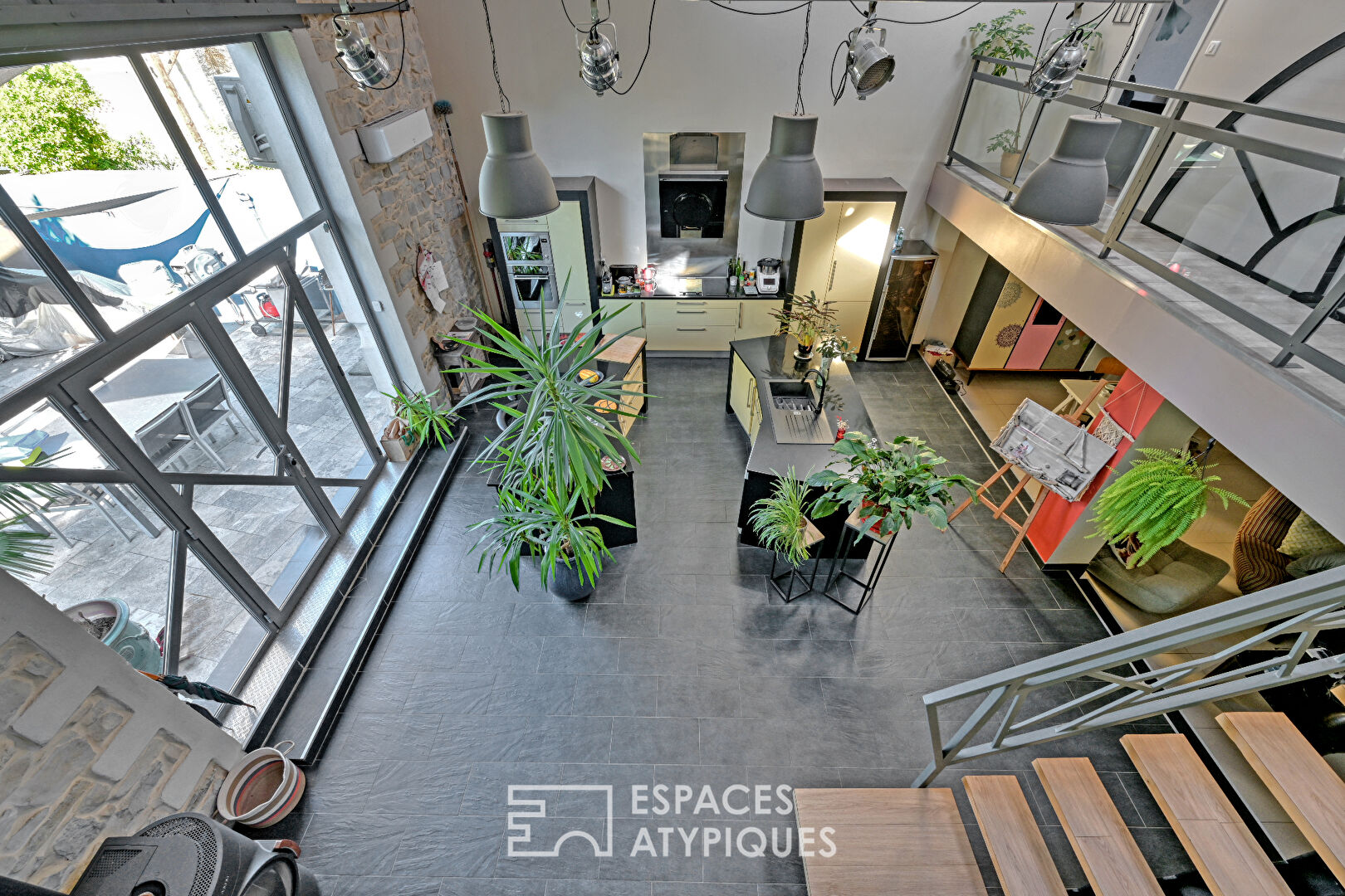 L’esprit Loft d’une ancienne grange réinventée avec piscine