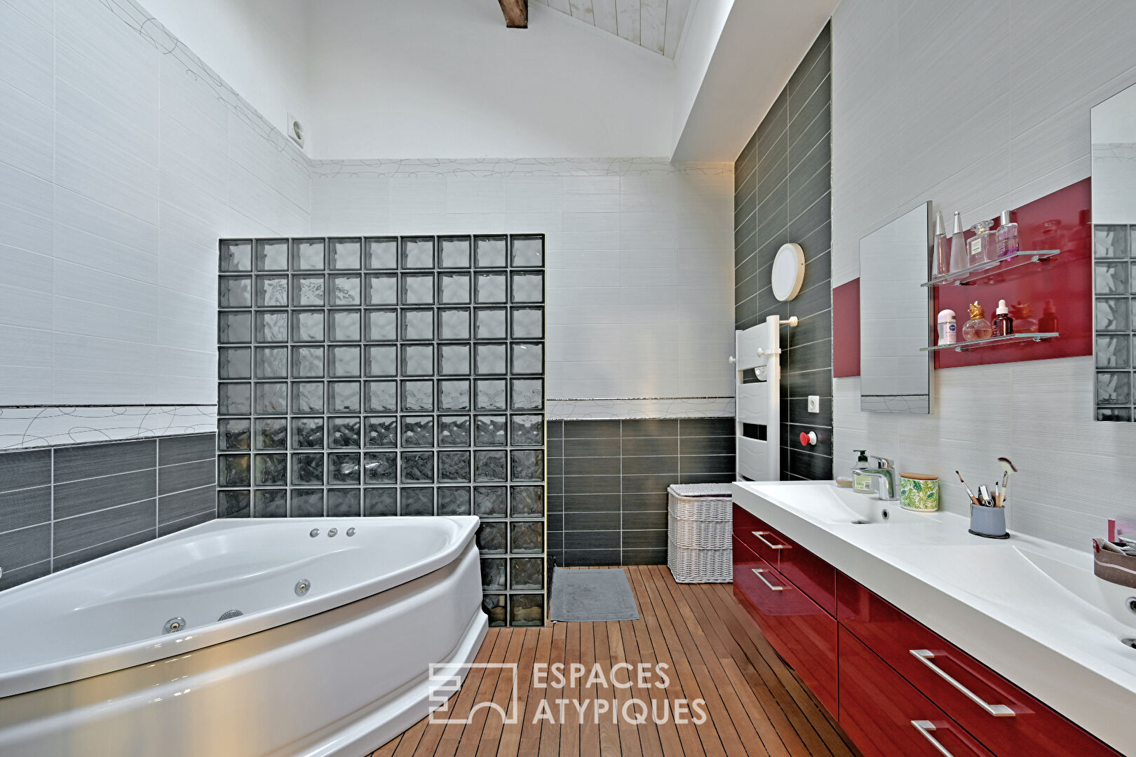 L’esprit Loft d’une ancienne grange réinventée avec piscine