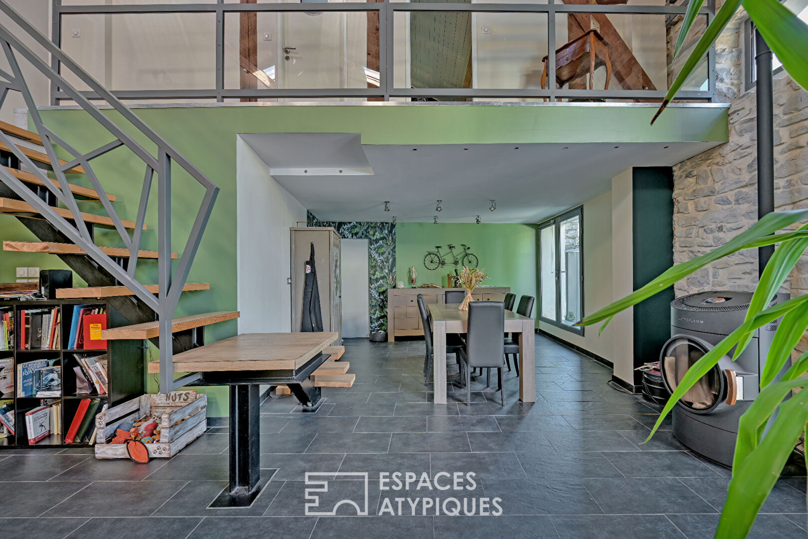 L’esprit Loft d’une ancienne grange réinventée avec piscine