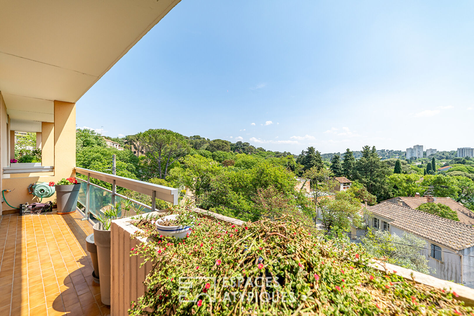 Contemporary duplex with terrace and dominant view