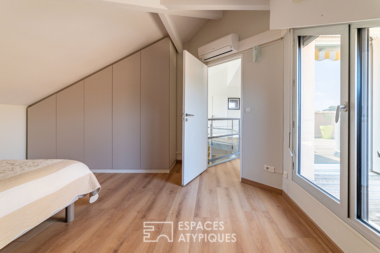 Contemporary duplex with terrace and dominant view