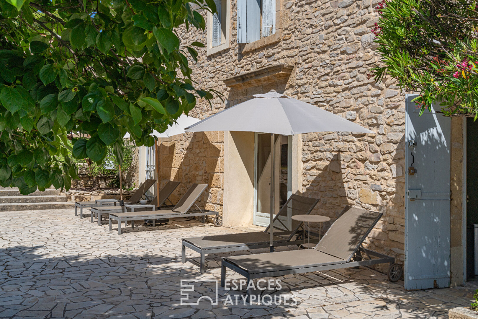 Maison de charme avec piscine et dépendance