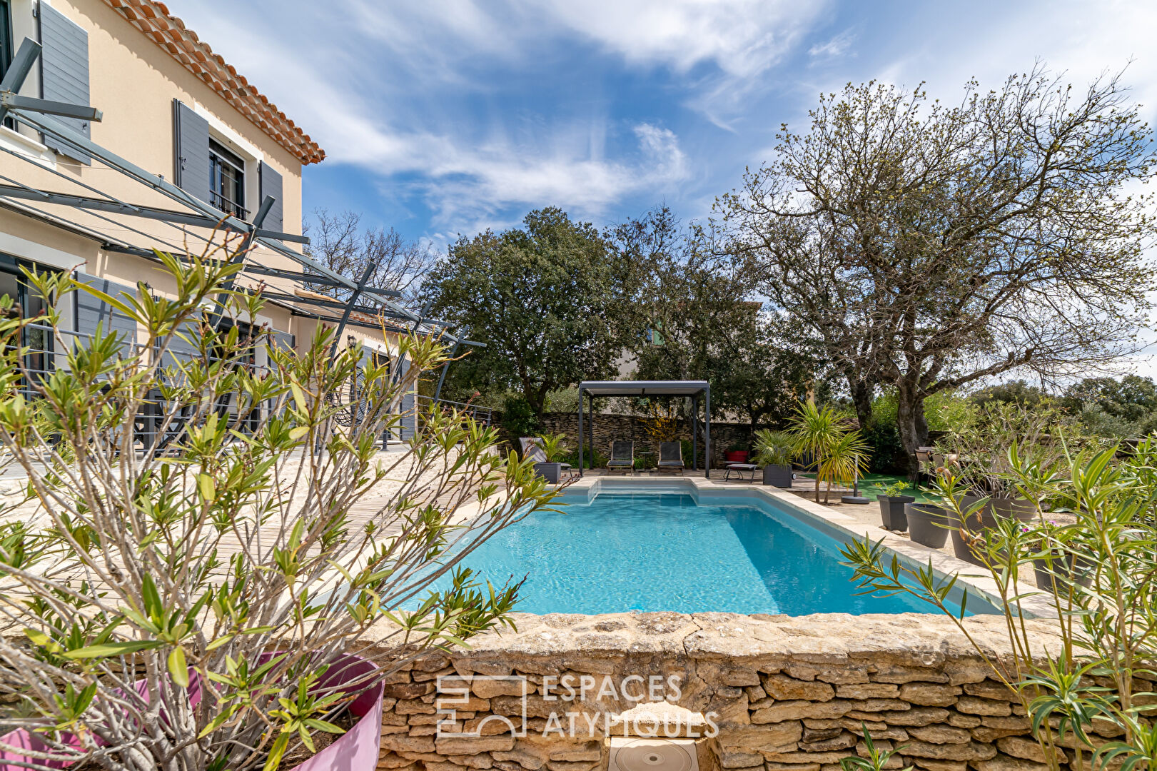 Bastide contemporaine avec piscine et vue