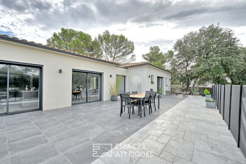 Villa contemporaine de plain-pied avec piscine à débordement – Collines Ouest