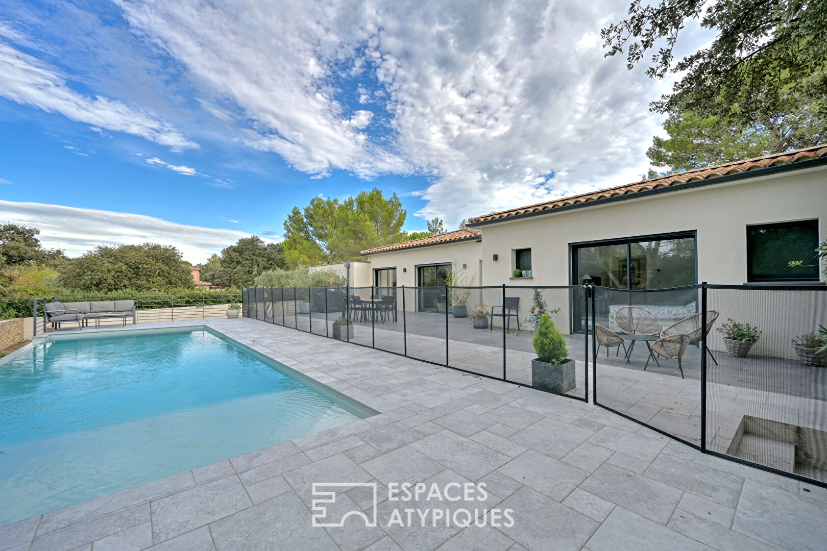 Villa contemporaine de plain-pied avec piscine à débordement – Collines Ouest