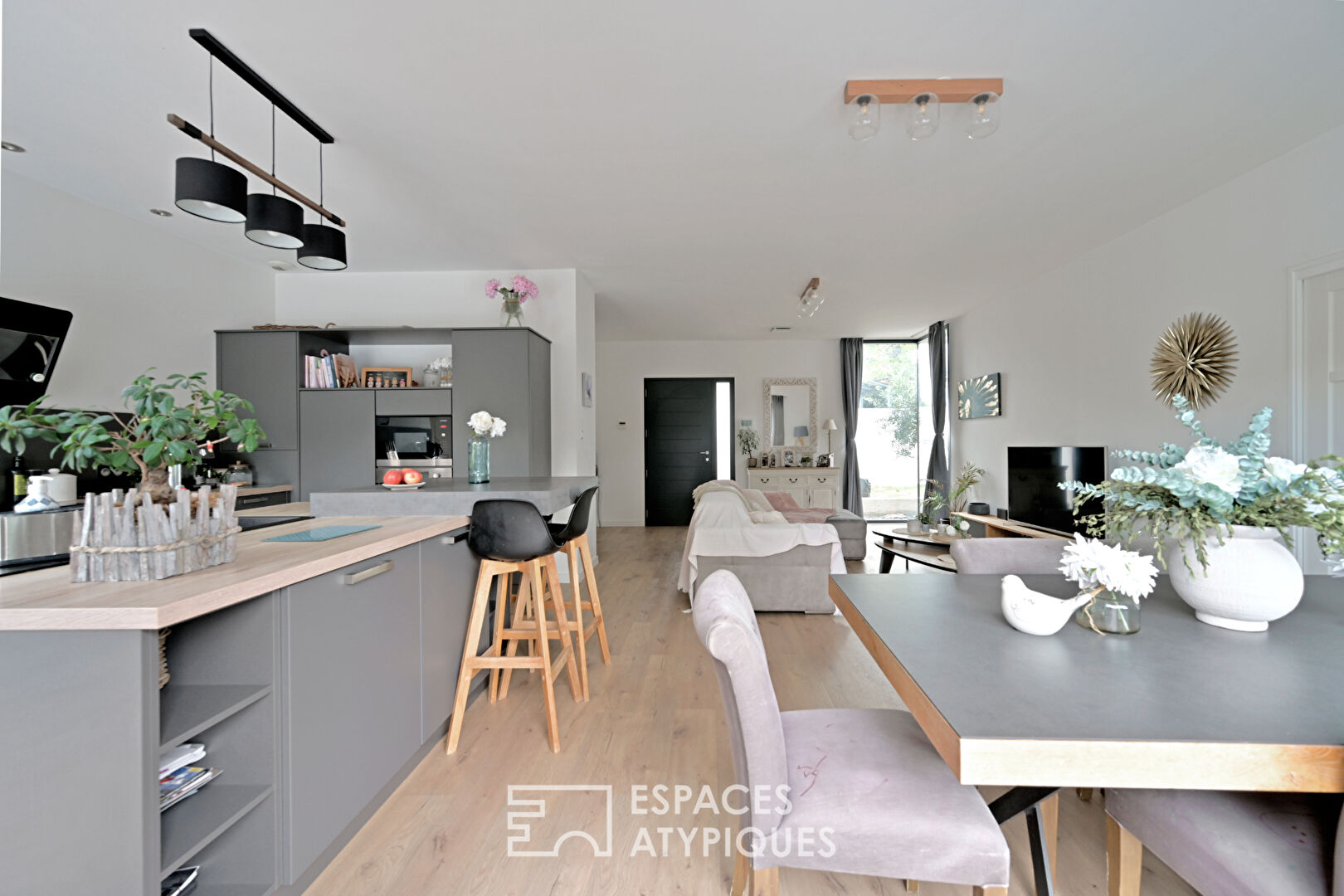 Villa contemporaine de plain-pied avec piscine à débordement – Collines Ouest