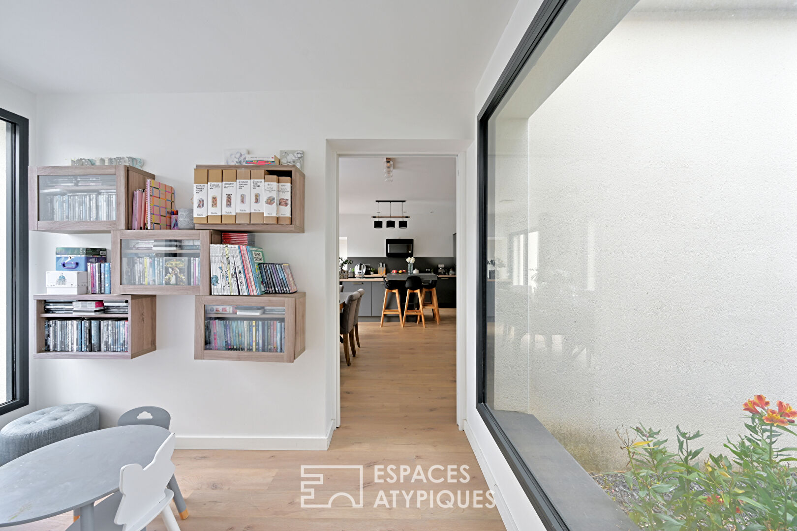 Villa contemporaine de plain-pied avec piscine à débordement – Collines Ouest