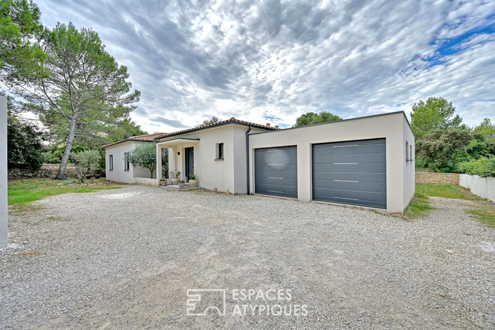 Villa contemporaine de plain-pied avec piscine à débordement – Collines Ouest