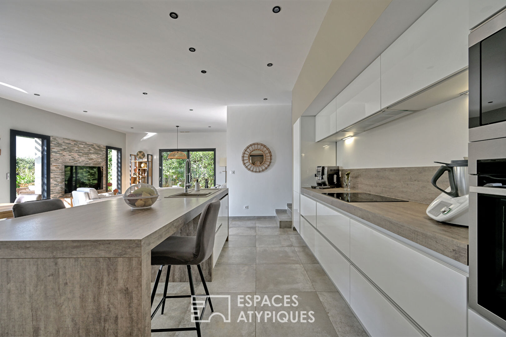 Maison contemporaine avec piscine et jardin paysagé, proche Uzès