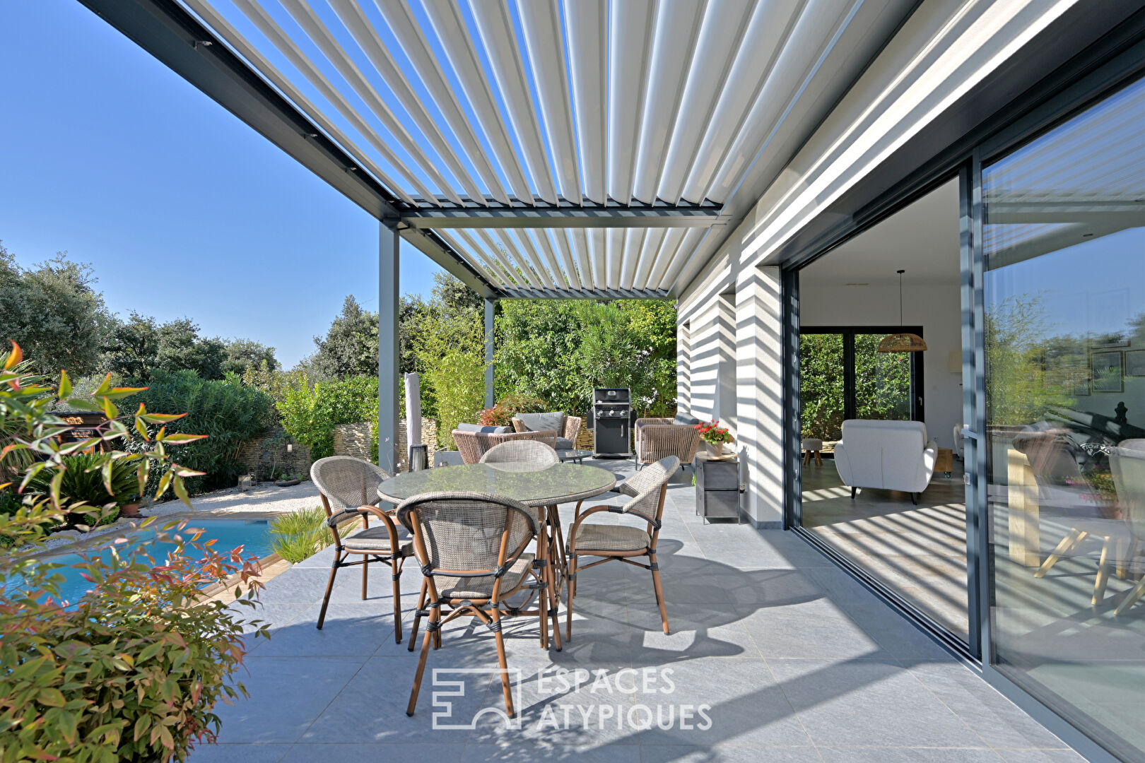 Maison contemporaine avec piscine et jardin paysagé, proche Uzès