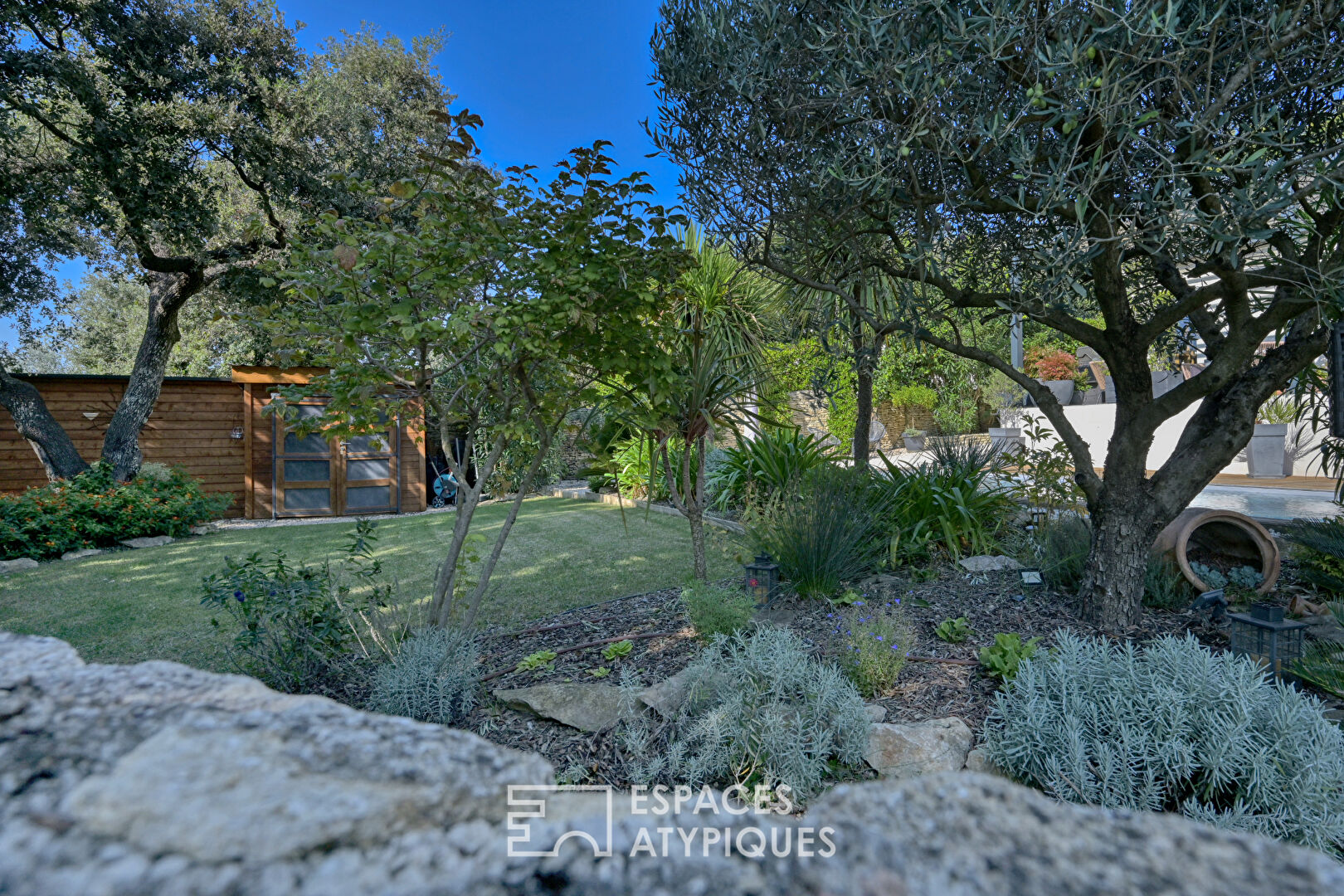 Maison contemporaine avec piscine et jardin paysagé, proche Uzès