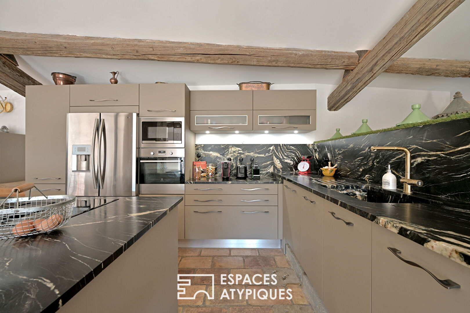 Esprit loft dans un ancien chai avec jardin et piscine à 20 min d&rsquo;Uzès