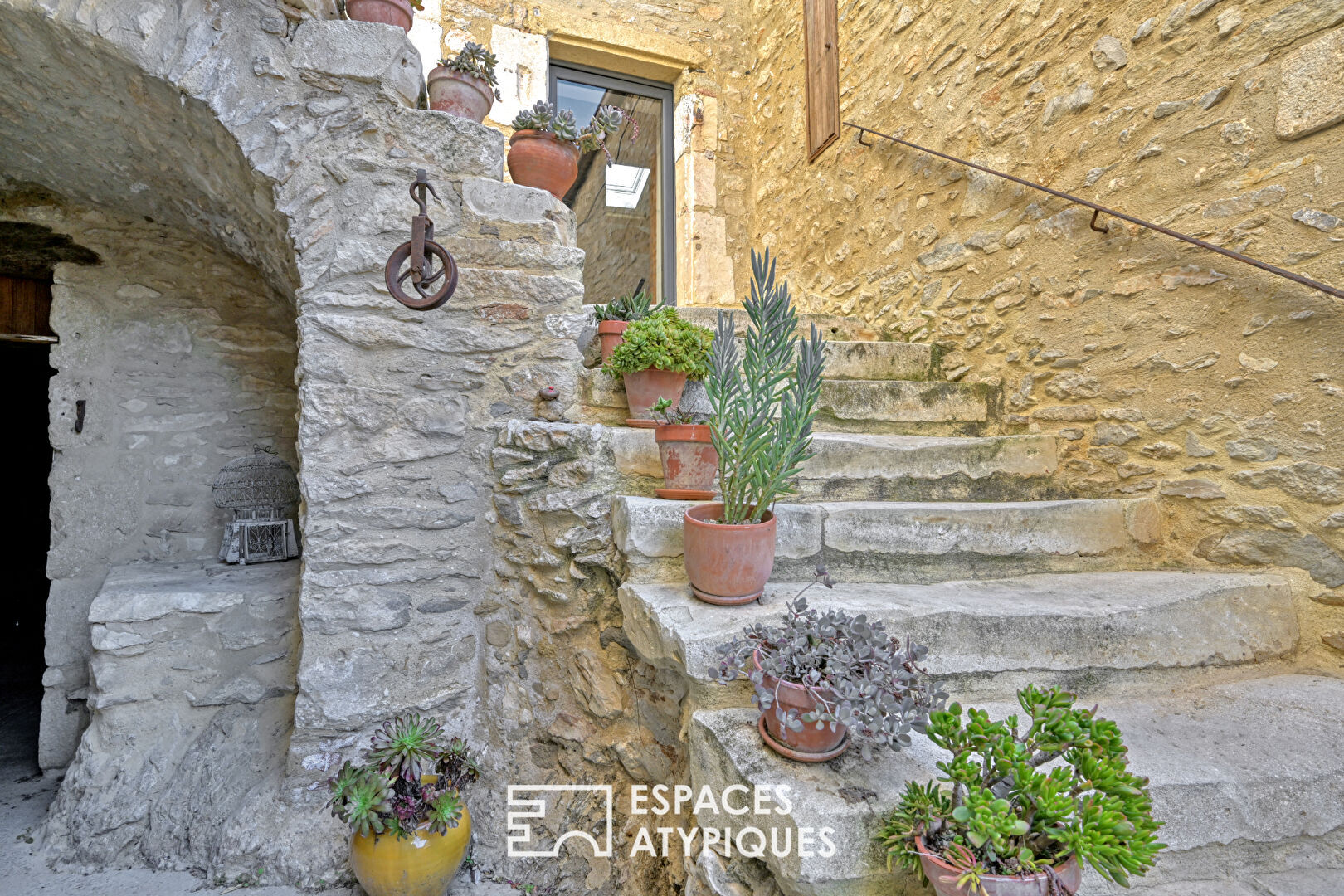 Esprit loft dans un ancien chai avec jardin et piscine à 20 min d&rsquo;Uzès