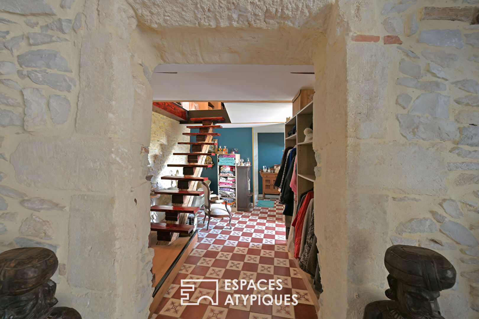 Esprit loft dans un ancien chai avec jardin et piscine à 20 min d&rsquo;Uzès