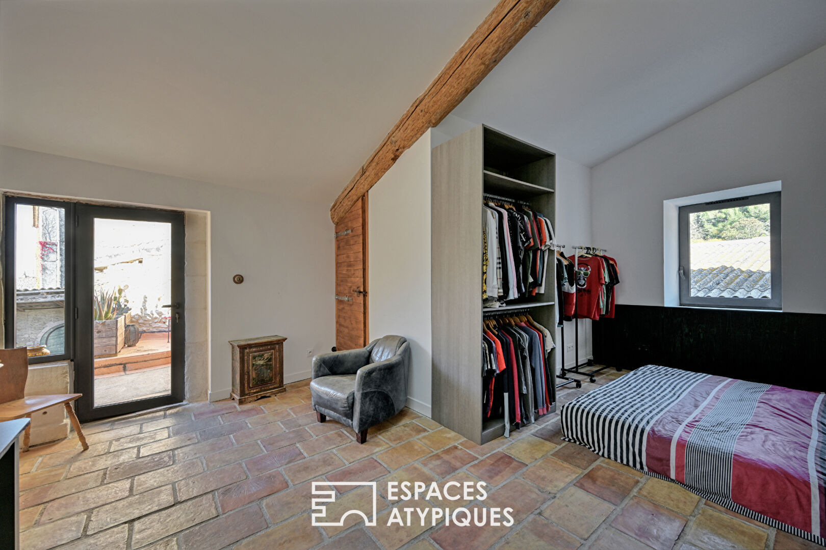 Esprit loft dans un ancien chai avec jardin et piscine à 20 min d&rsquo;Uzès