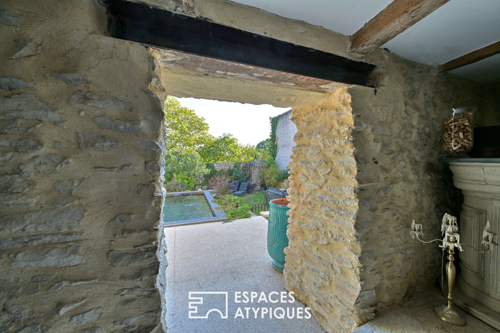Esprit loft dans un ancien chai avec jardin et piscine à 20 min d&rsquo;Uzès