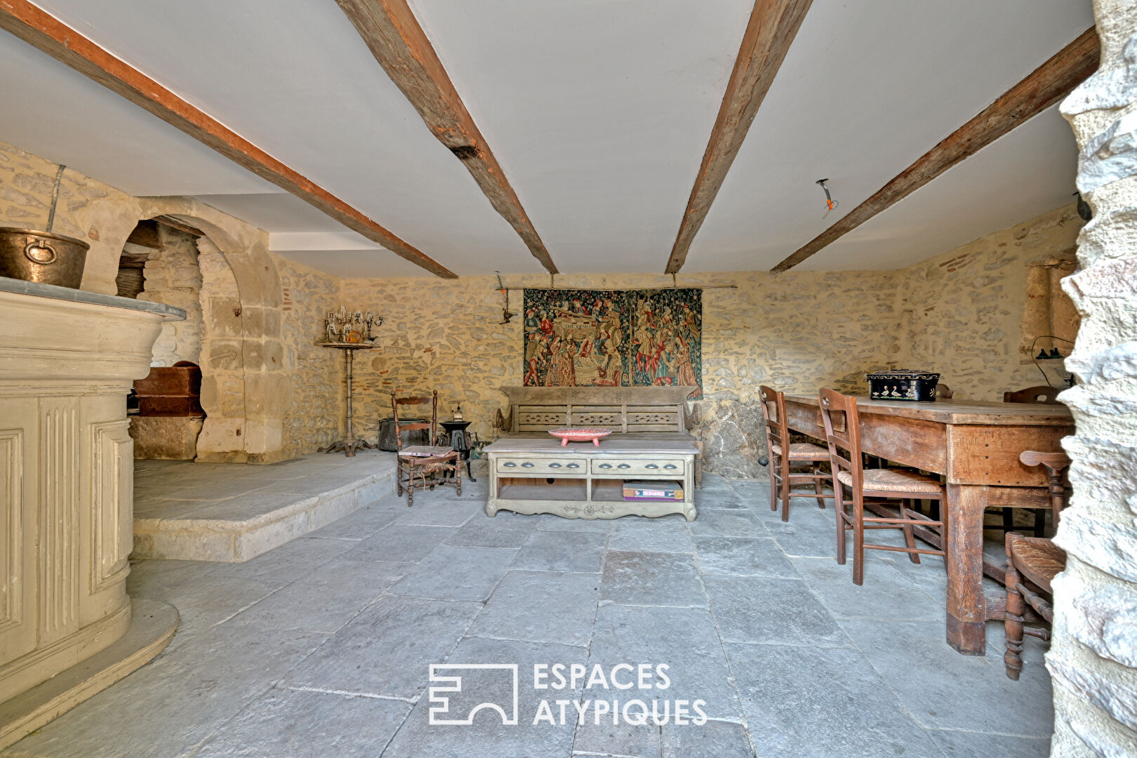 Esprit loft dans un ancien chai avec jardin et piscine à 20 min d&rsquo;Uzès