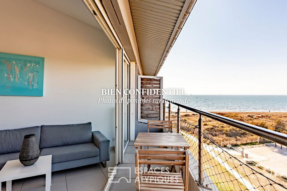 Studio comme une suite d'hôtel vue sur la plage et la mer Méditerranée