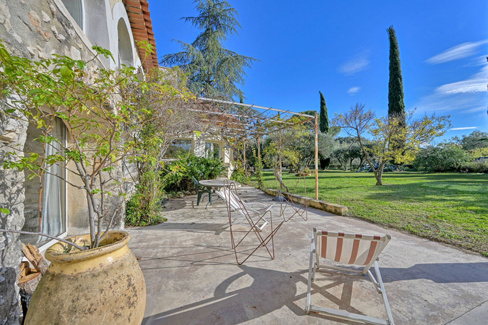 Maison singulière avec jardin et piscine