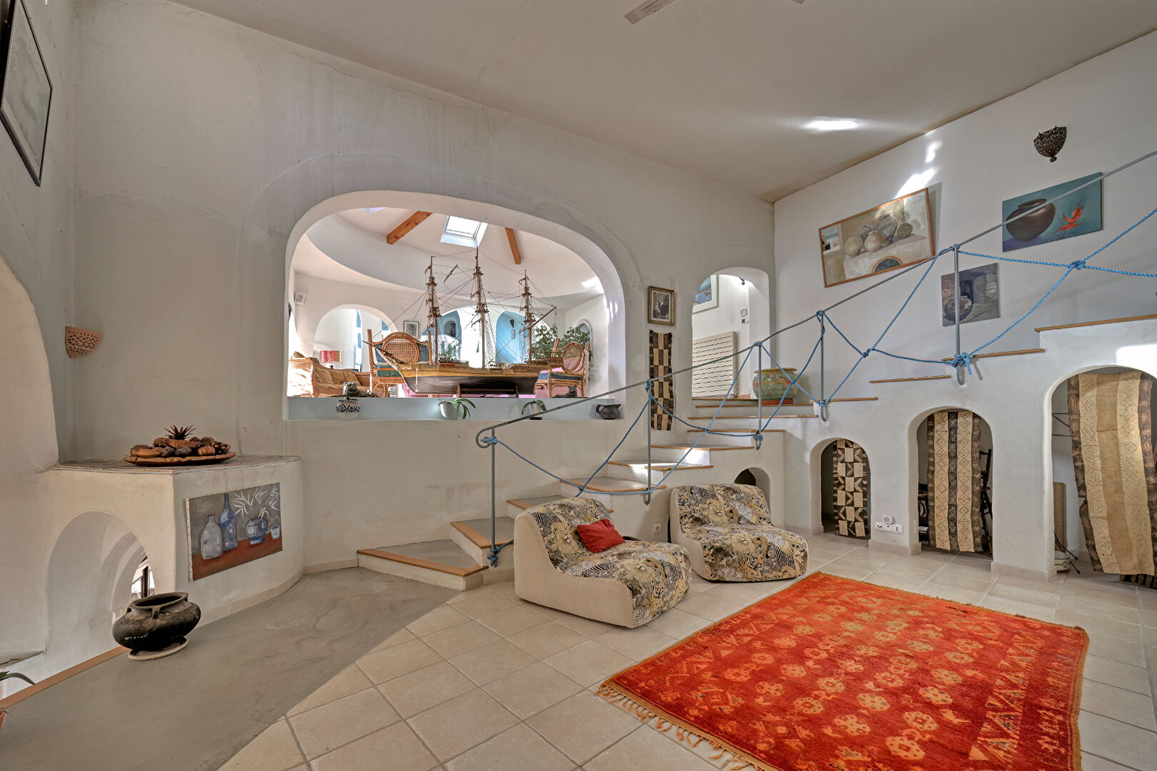 Maison singulière avec jardin et piscine