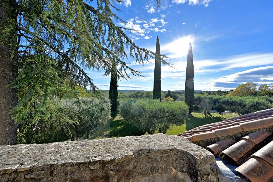 Uzès à pied, maison singulière avec jardin et piscine