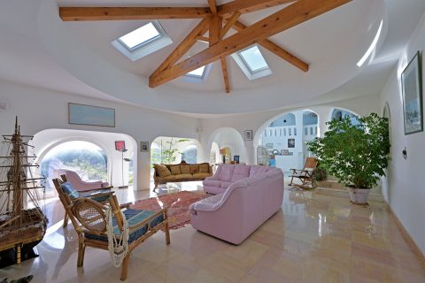 Maison singulière avec jardin et piscine