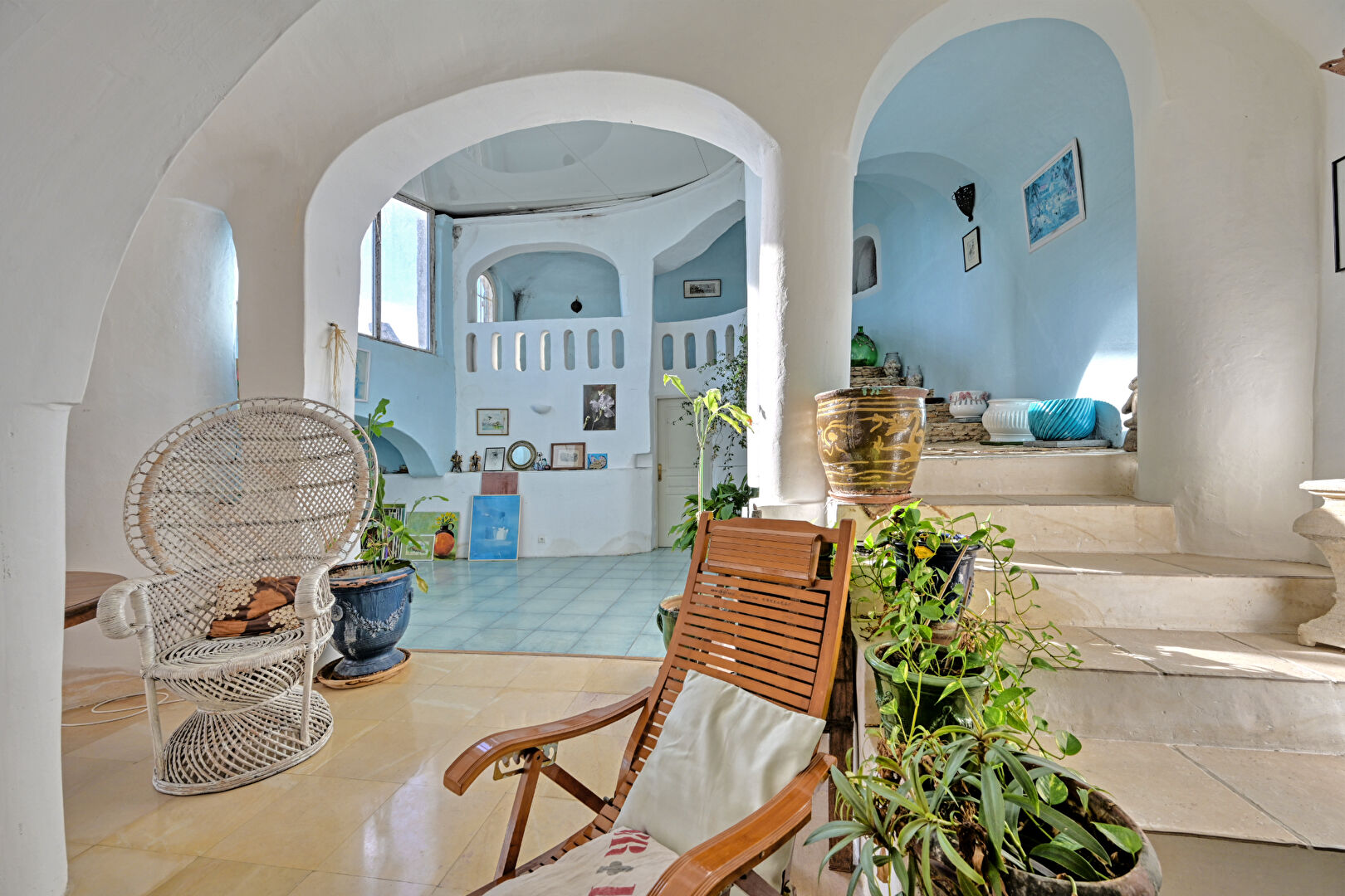 Maison singulière avec jardin et piscine