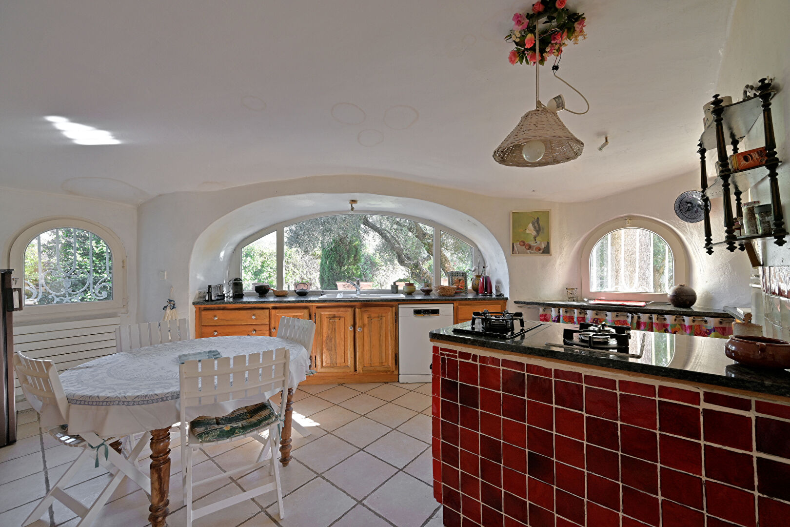 Maison singulière avec jardin et piscine