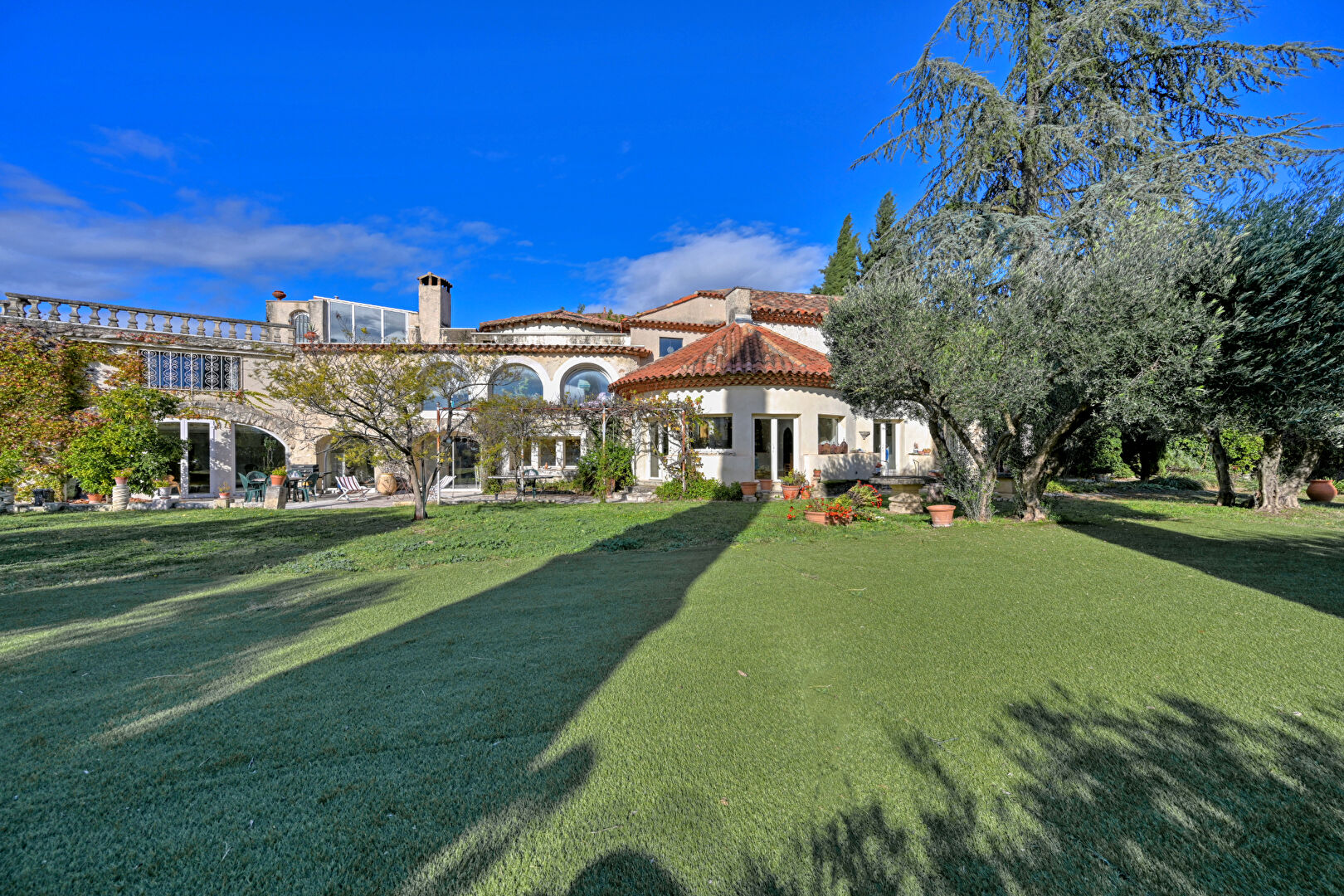 Maison singulière avec jardin et piscine