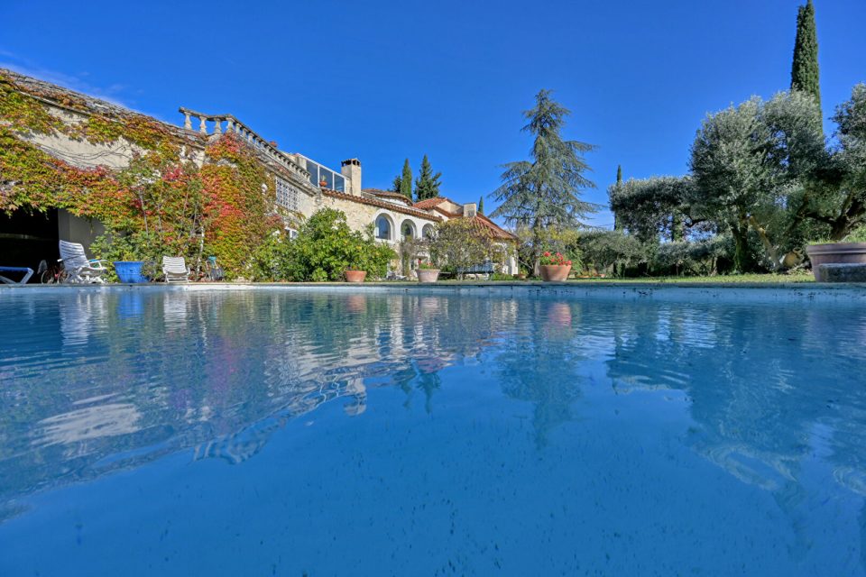 Uzès à pied, maison singulière avec jardin et piscine