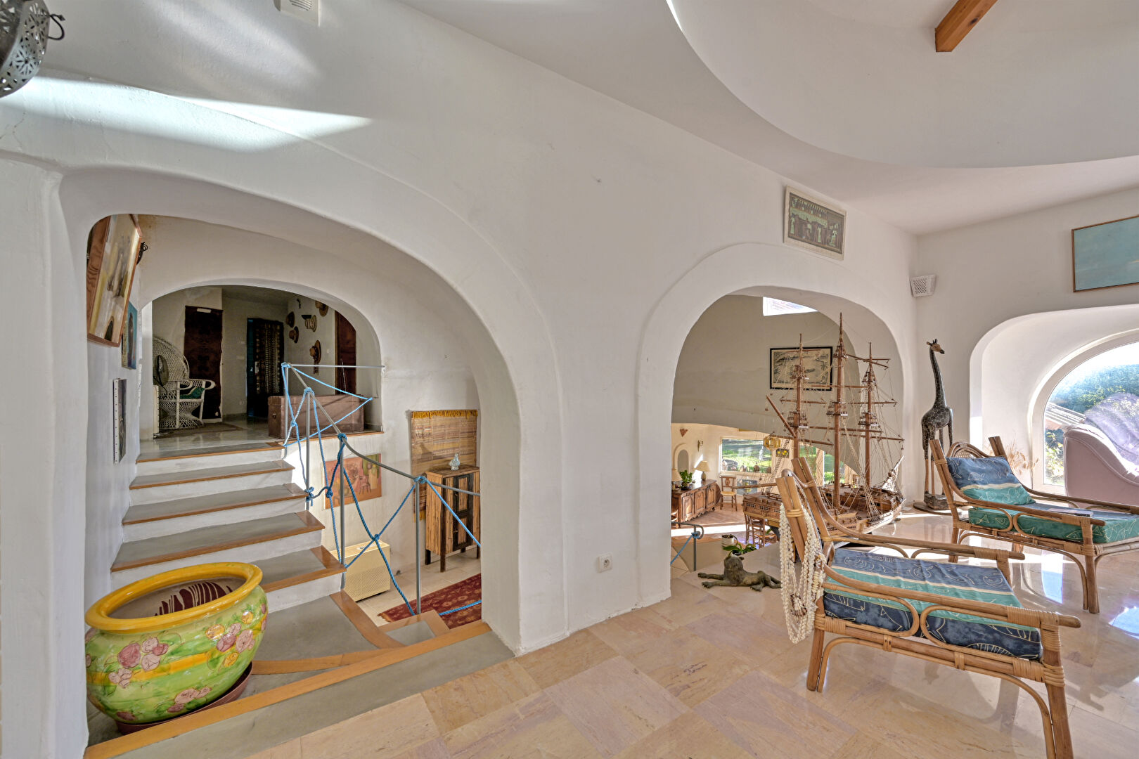 Maison singulière avec jardin et piscine