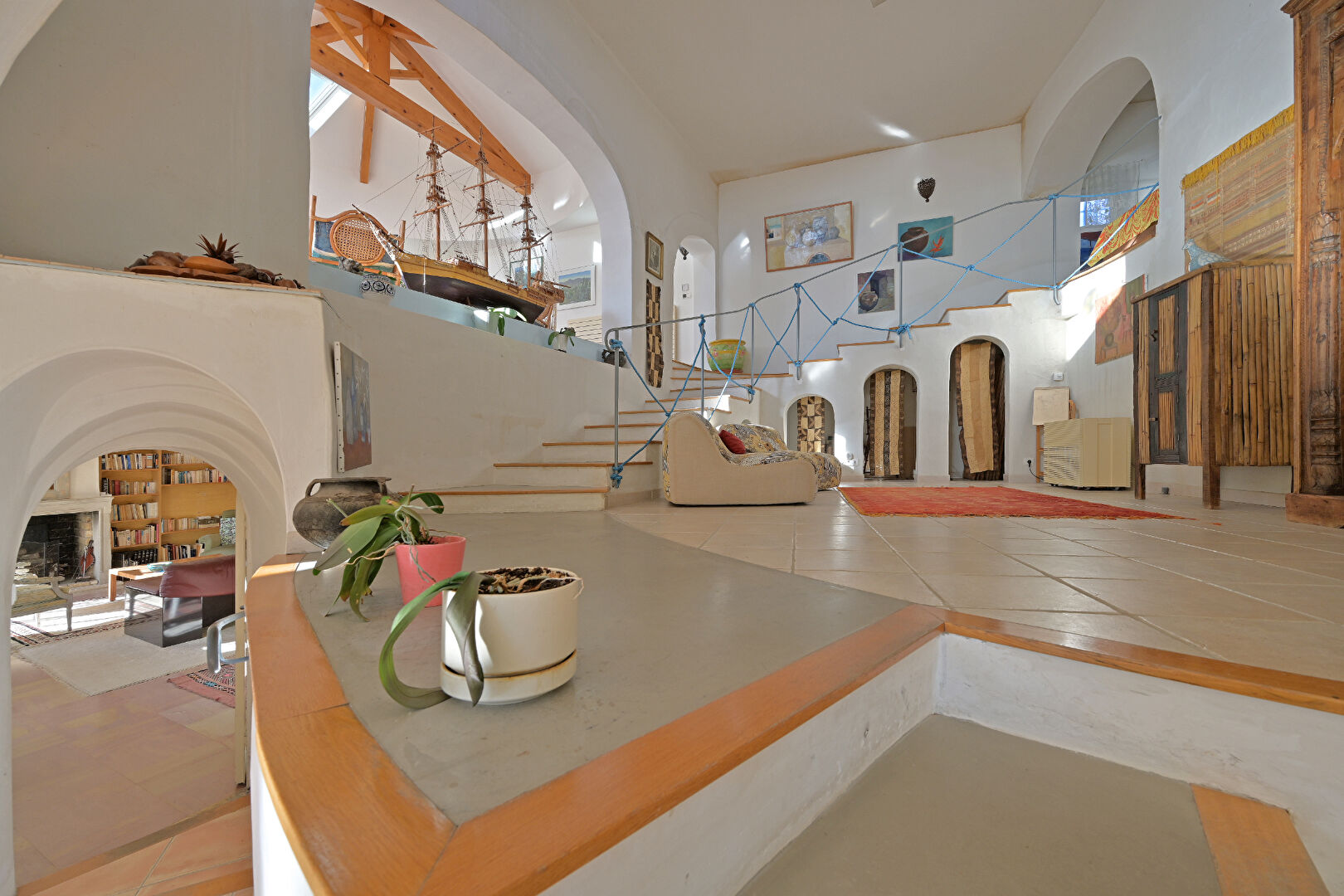 Maison singulière avec jardin et piscine