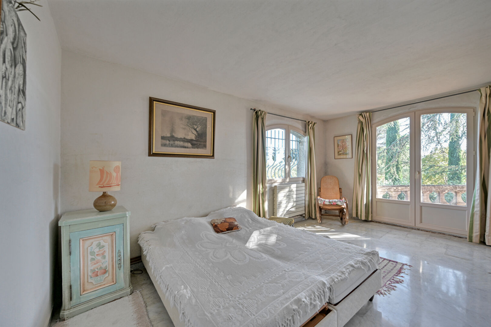 Maison singulière avec jardin et piscine