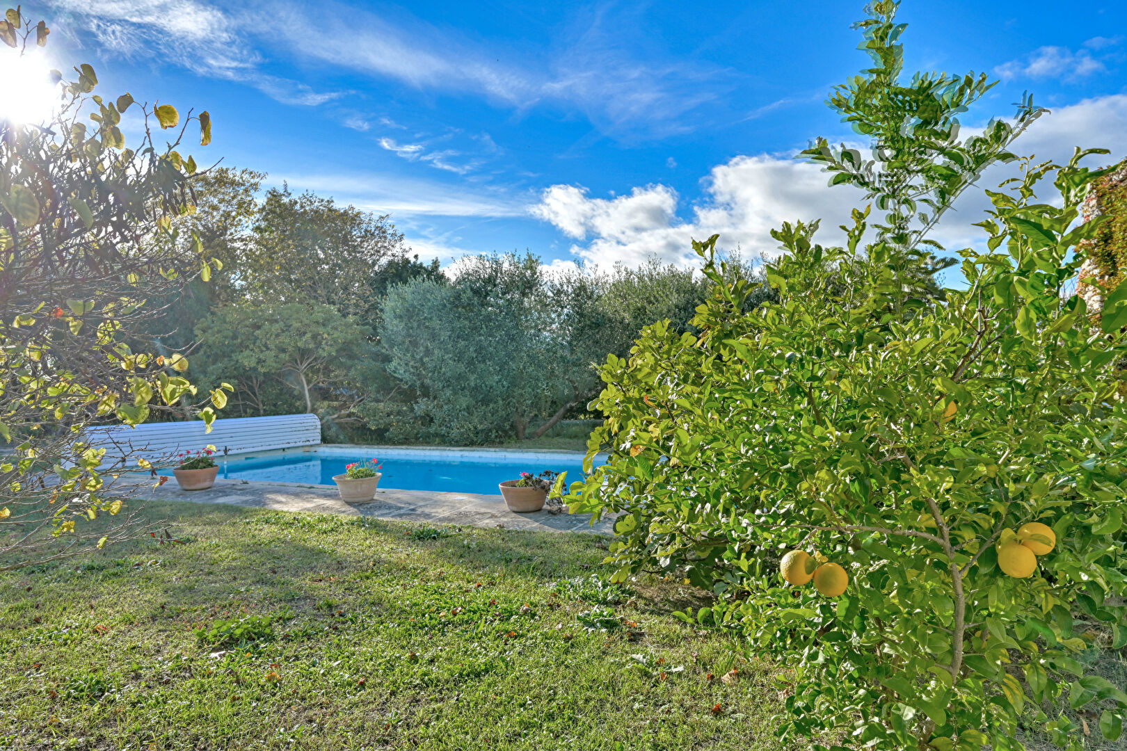 Maison singulière avec jardin et piscine