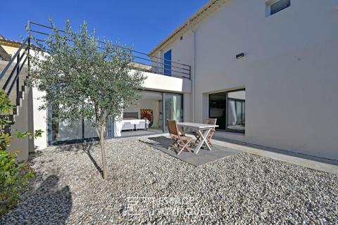 Maison de village à la réhabilitation contemporaine avec cours.