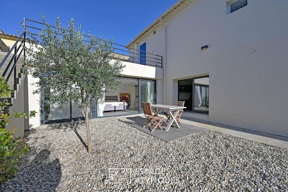 Maison de village à la réhabilitation contemporaine avec cours.