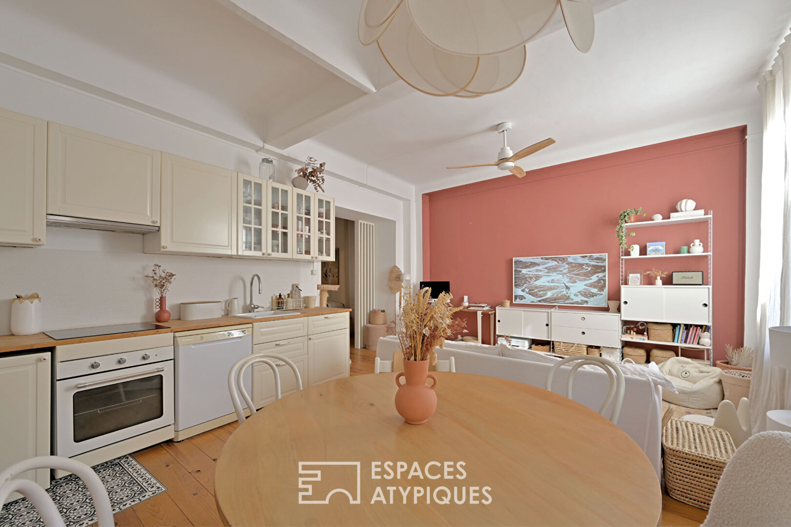 Lumière et sérénité : appartement rénové aux portes de l’Écusson